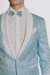 Abito taglio smoking celeste e bianco damascato